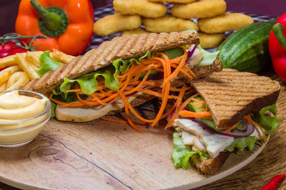 Сэндвич пшеничный с курицей и овощами
